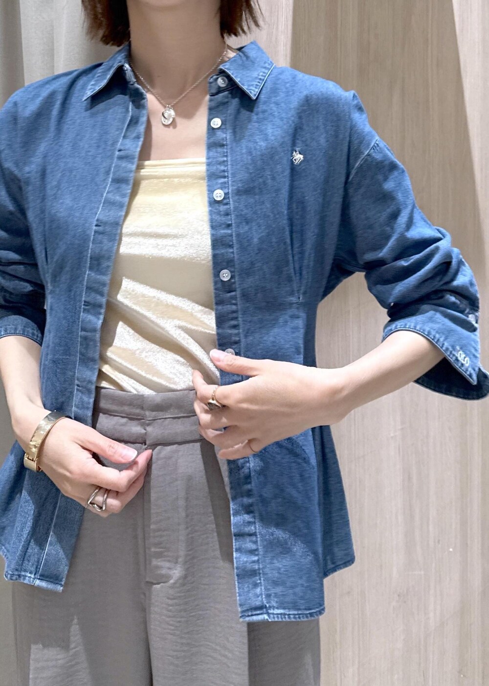 グレー系のその他パンツ、イエロー系のカーディガン/ボレロ、ブルー系のシャツ/ブラウスを着用したレディースの春コーディネートの8枚目の写真