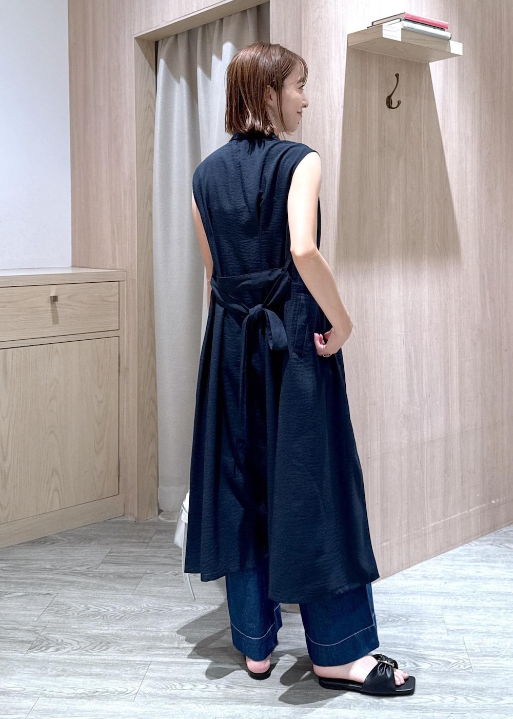 ベージュ系のキャミソール、ブルー系のデニムパンツ、ブルー系のワンピースを着用したレディースの夏コーディネートの3枚目の写真