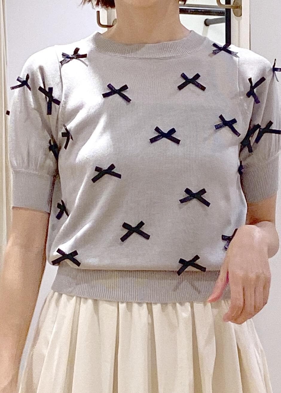 ブラック系のサンダル、ホワイト系のスカート、ブラック系のキャミソールを着用したレディースの夏コーディネートの5枚目の写真