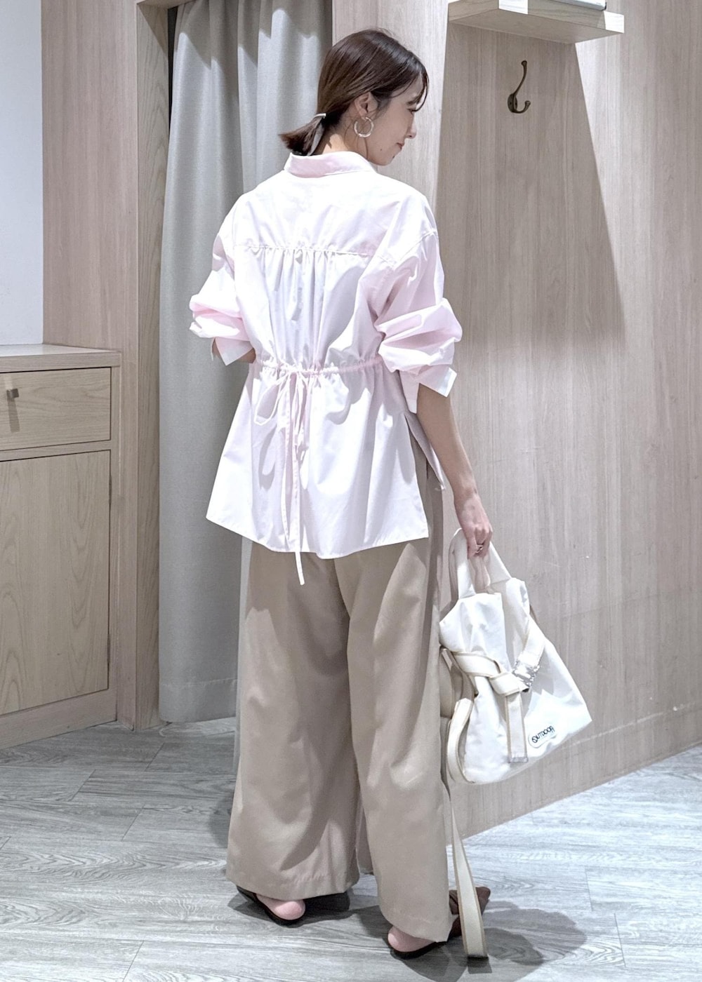 ホワイト系のトートバッグ、ベージュ系のその他パンツ、ピンク系のシャツ/ブラウスを着用したレディースの冬コーディネートの4枚目の写真