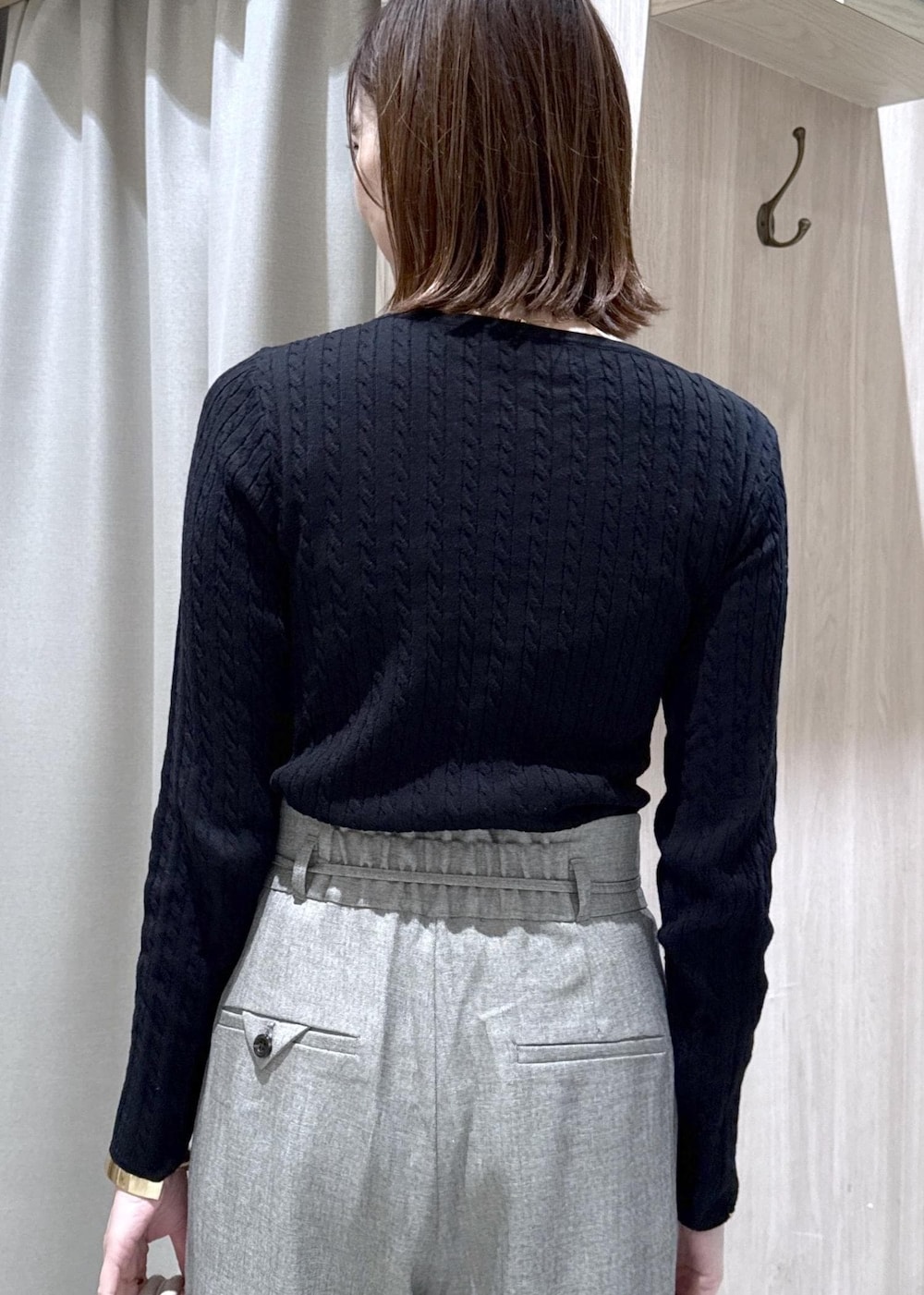 ブラック系のパンプス、グレー系のその他パンツ、ホワイト系のテーラードジャケットを着用したレディースの春コーディネートの10枚目の写真