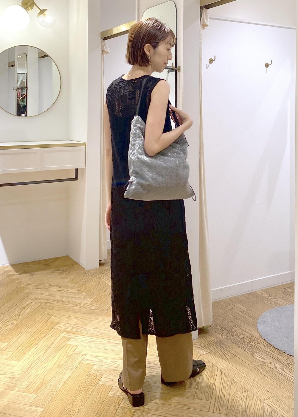 ブラック系のキャミソール、ブラック系のサンダル、ブラック系のワンピースを着用したレディースの夏コーディネートの2枚目の写真