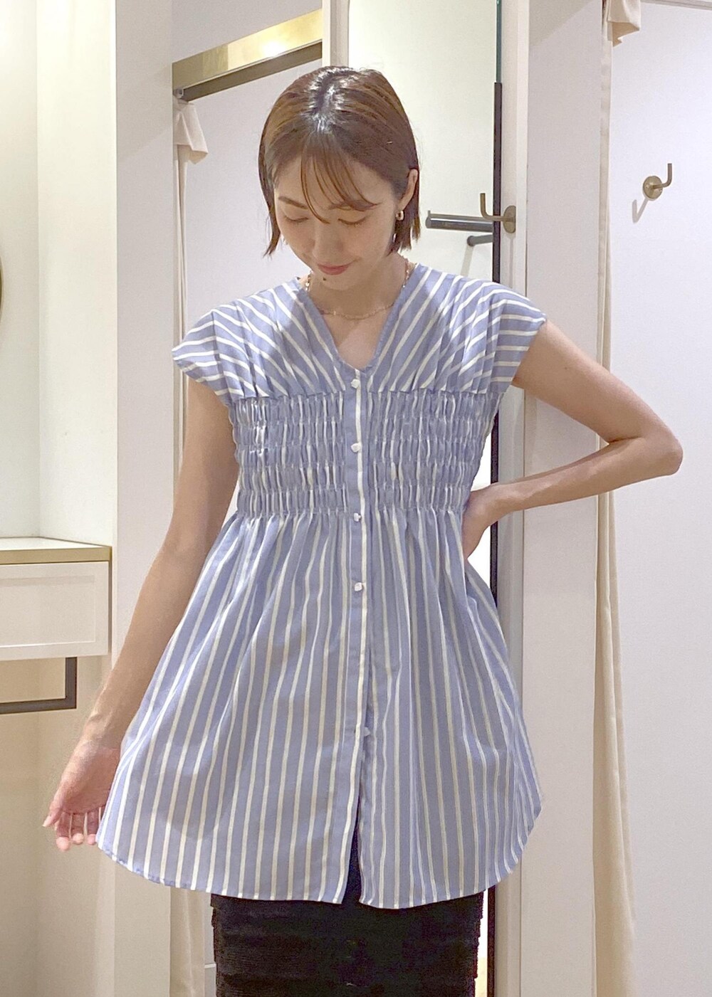 ブラック系のサンダル、ブラック系のスカート、ブラック系のキャミソールを着用したレディースの夏コーディネートの4枚目の写真