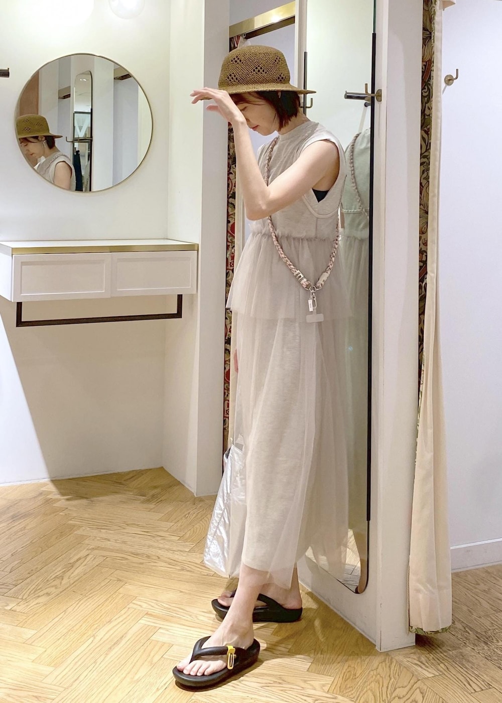 ブラック系のキャミソール、シルバー系のトートバッグ、ホワイト系のワンピースを着用したレディースの春コーディネートの2枚目の写真