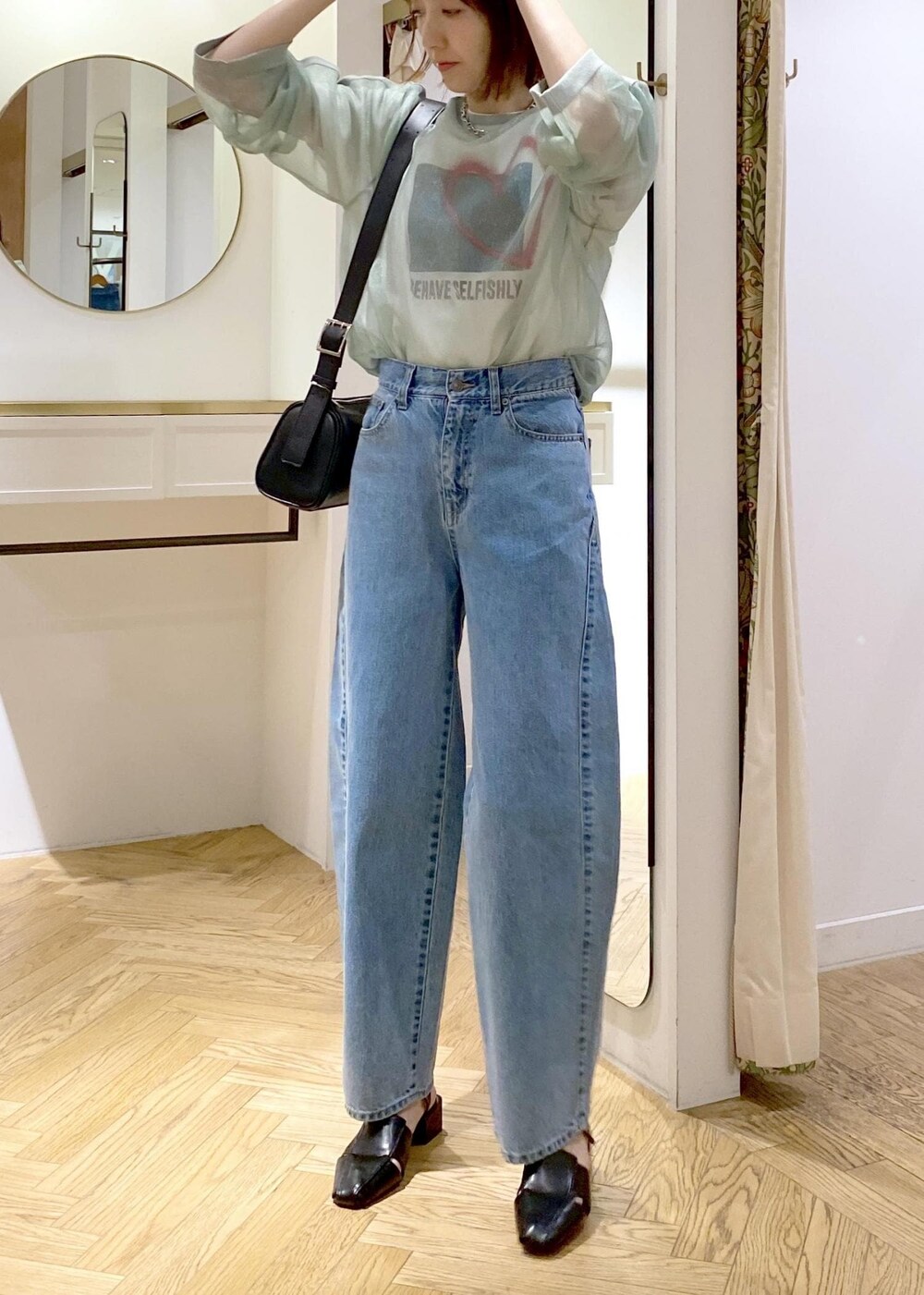 ブラック系のサンダル、ホワイト系のTシャツ/カットソー、グリーン系のシャツ/ブラウスを着用したレディースの春コーディネートの2枚目の写真