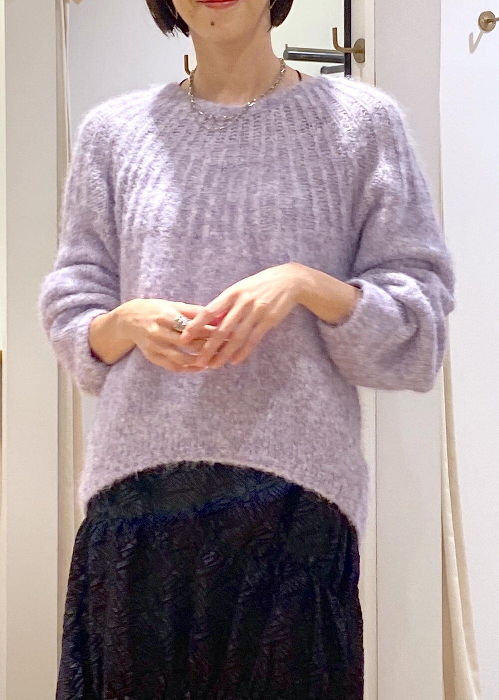「大人シンプル、キレイめカジュアル、キレイめシンプル、カラーニット、ムートン、ムートンコート、羽織り、アウター、お出かけ、ニットコーデ、初冬コーデ、冬コーデ、デートコーデ、お出かけコーデ、旅行コーデ」｜「Juzeのタンクソールサイドニットブーツ（ブーツ、ホワイト系）」を使った、eric08さん（レディース・166cm）の冬コーディネートの8枚目の写真