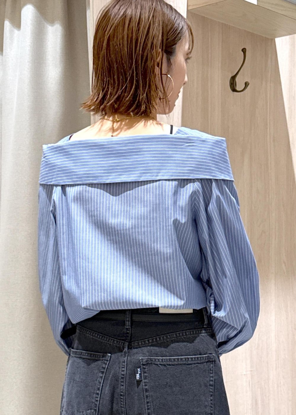 ブラック系のキャミソール、ブルー系のシャツ/ブラウス、グレー系のデニムパンツを着用したレディースの秋コーディネートの10枚目の写真