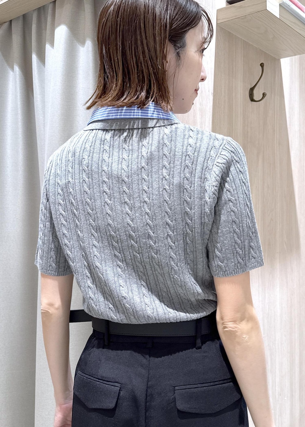 ブラウン系のパンプス、グレー系のカーディガン/ボレロ、ブラック系のその他パンツを着用したレディースの春コーディネートの6枚目の写真