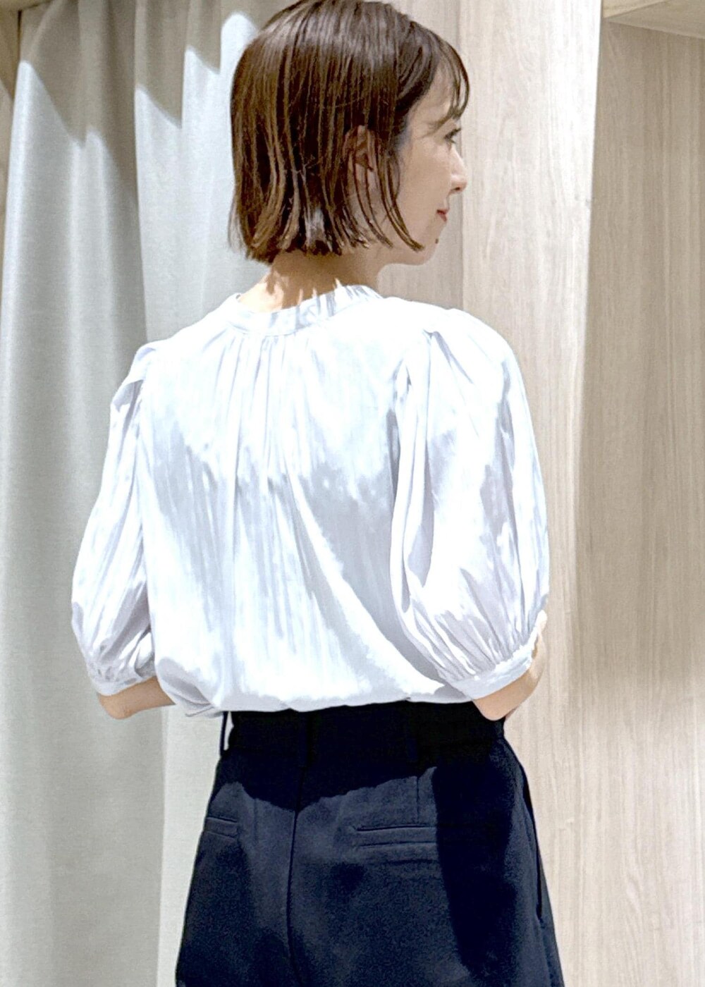 ブラウン系のパンプス、グレー系のシャツ/ブラウス、ブルー系のその他パンツを着用したレディースの春コーディネートの8枚目の写真