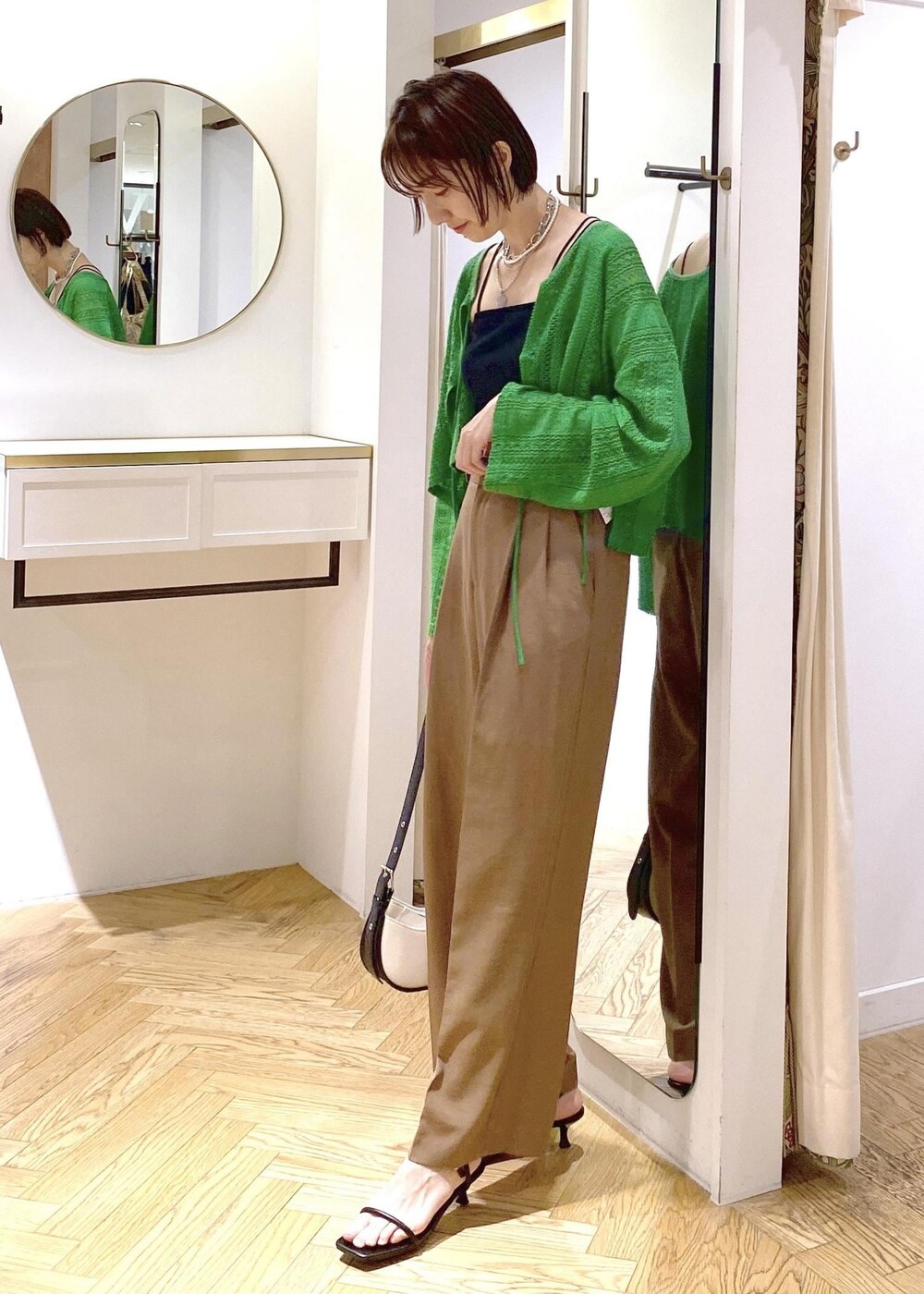 ブラック系のサンダル、ブラック系のキャミソール、ブラック系のショルダーバッグを着用したレディースの夏コーディネートの2枚目の写真