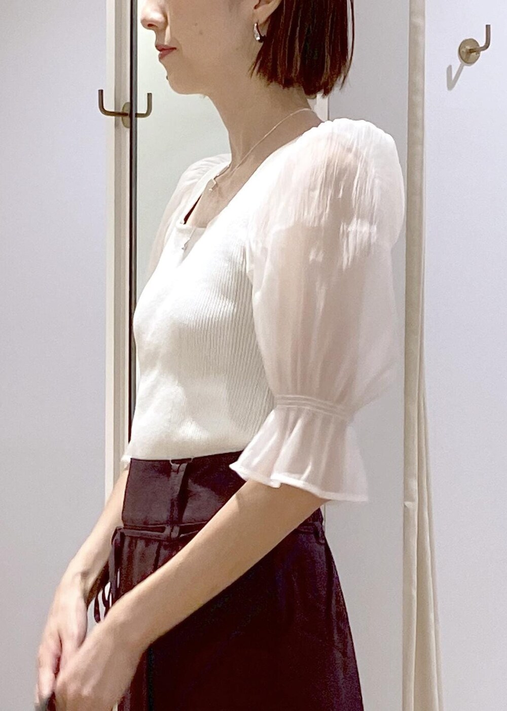 ブラック系のキャミソール、ブラック系のサンダル、ホワイト系のTシャツ/カットソーを着用したレディースの夏コーディネートの6枚目の写真