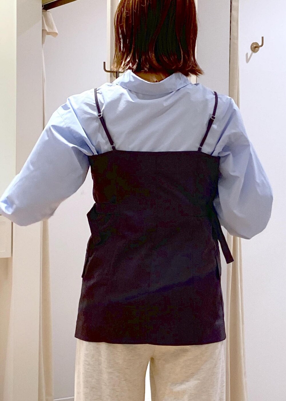 ホワイト系のその他パンツ、ブルー系のシャツ/ブラウス、その他のショルダーバッグを着用したレディースの秋コーディネートの6枚目の写真