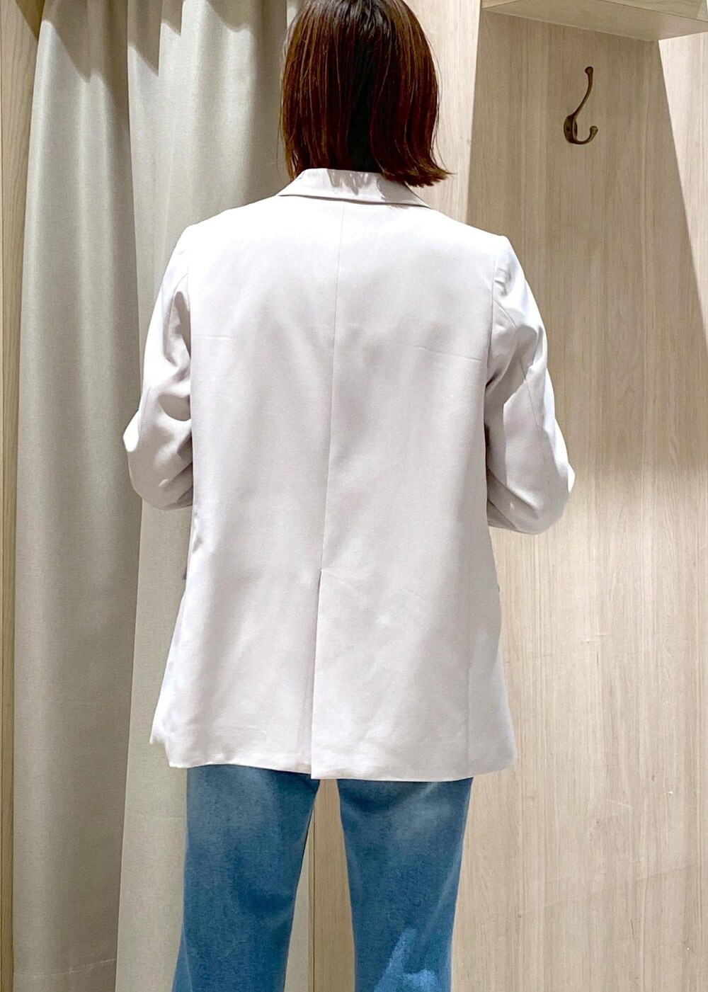 ブラック系のハンドバッグ、ホワイト系のニット/セーター、ベージュ系のテーラードジャケットを着用したレディースの冬コーディネートの9枚目の写真