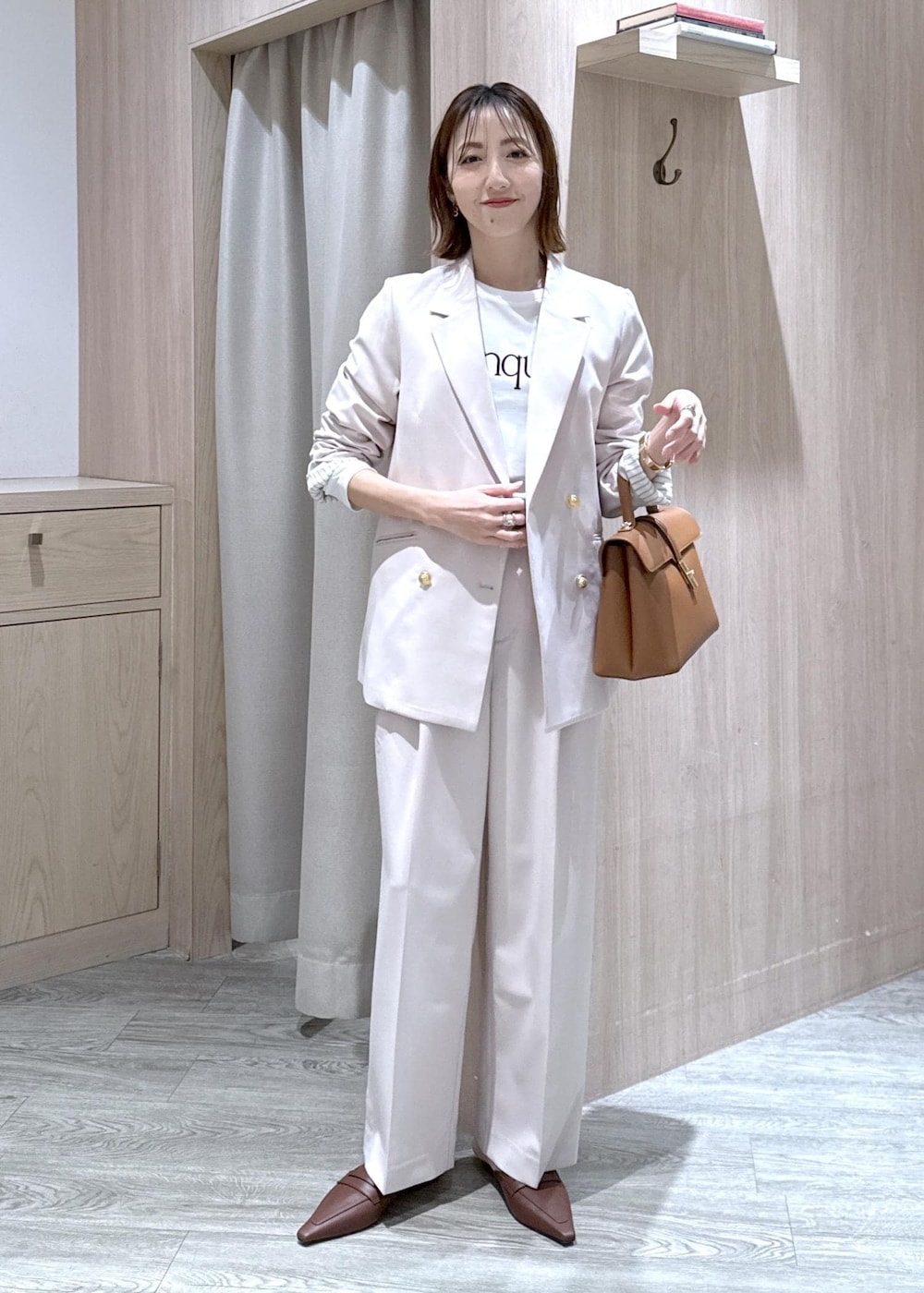 ホワイト系のTシャツ/カットソー、ベージュ系のテーラードジャケット、ベージュ系のその他パンツを着用したレディースの冬コーディネートの9枚目の写真