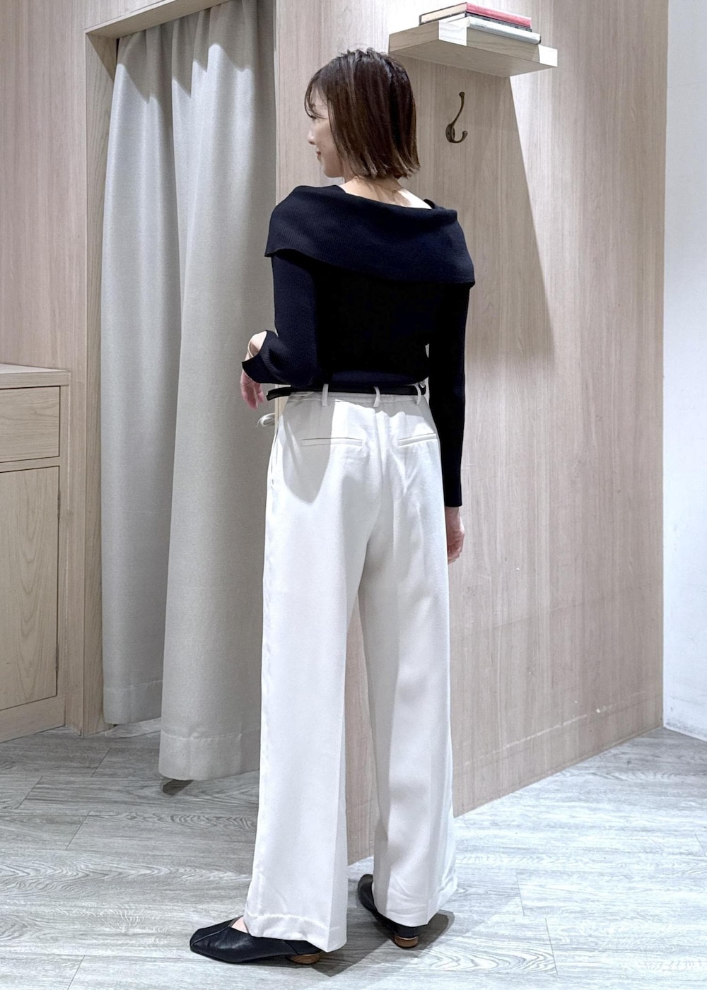 ブラック系のニット/セーター、グレー系のブルゾン、ブラック系のハンドバッグを着用したレディースの冬コーディネートの6枚目の写真