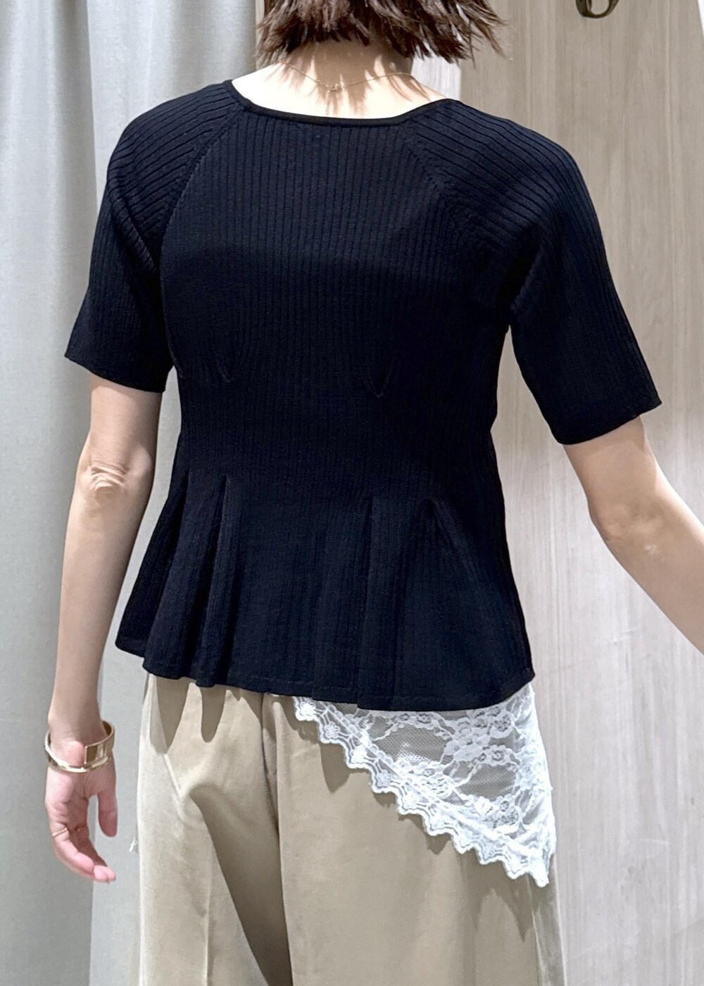 ベージュ系のその他パンツ、ブラック系のカーディガン/ボレロ、ブラック系のショルダーバッグを着用したレディースの春コーディネートの8枚目の写真