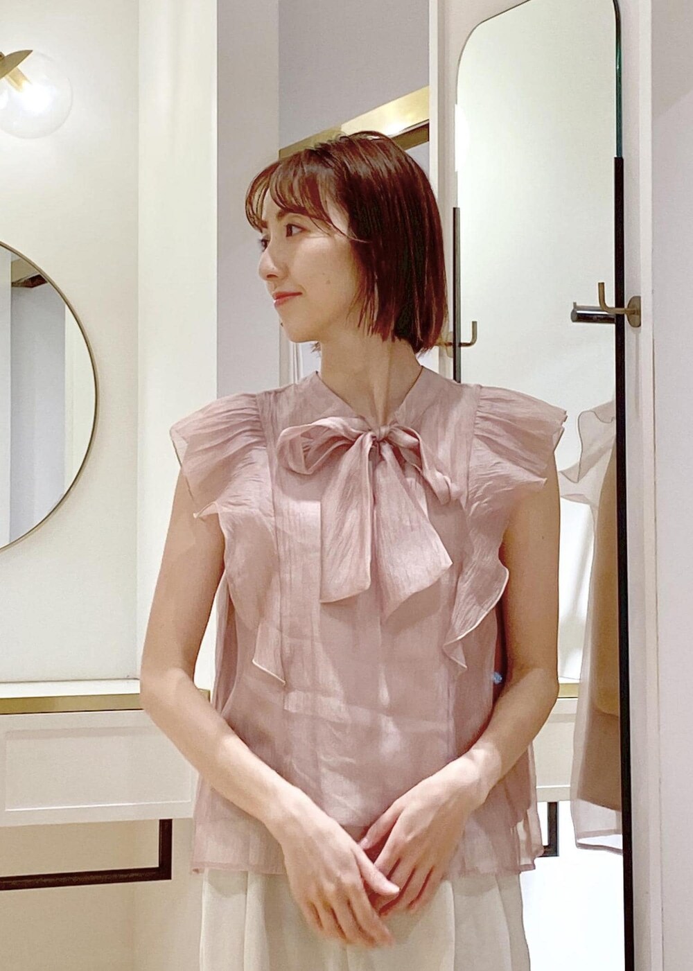 ホワイト系のサンダル、ホワイト系のキャミソール、ピンク系のシャツ/ブラウスを着用したレディースの春コーディネートの6枚目の写真