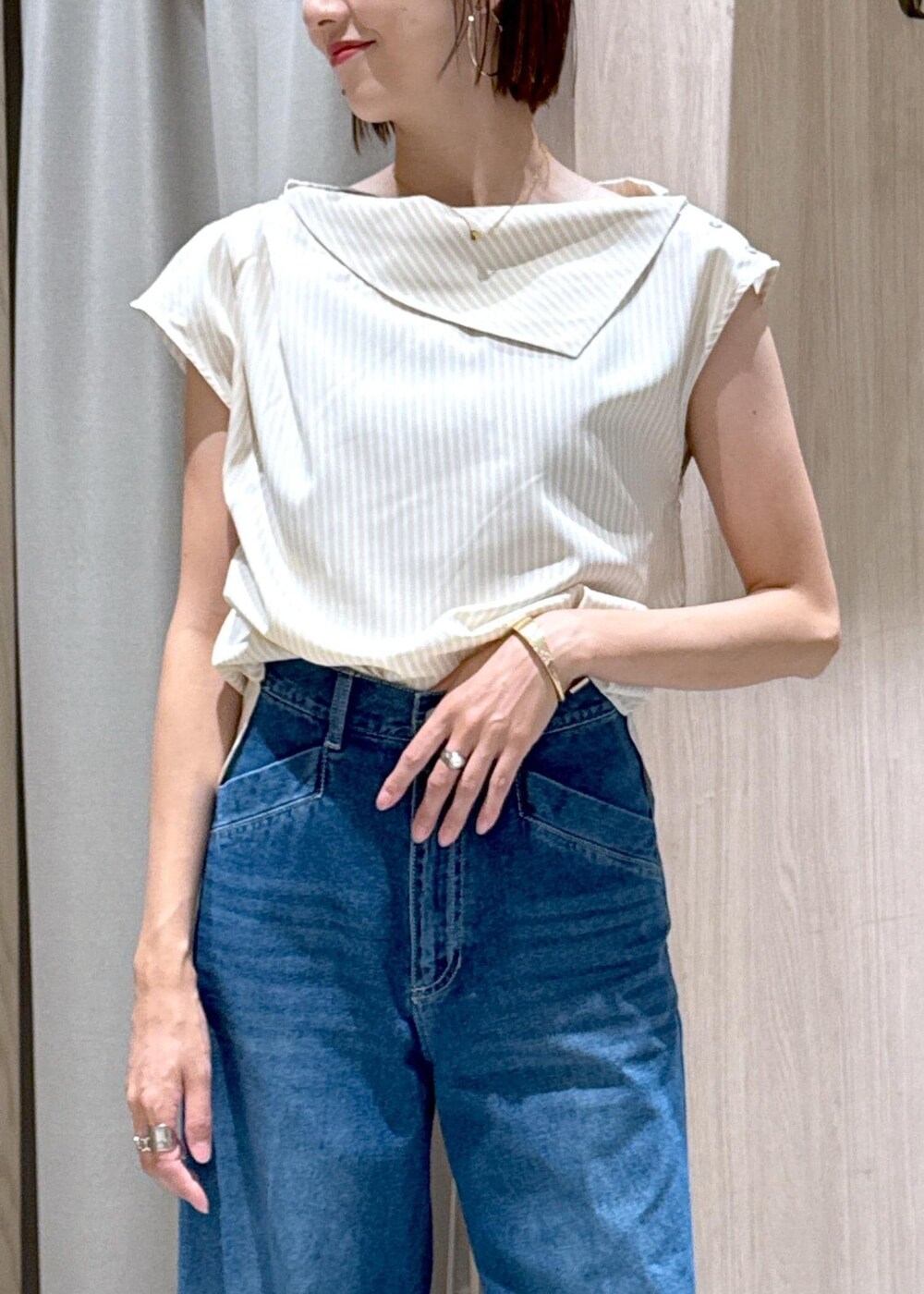 ベージュ系のキャミソール、ベージュ系のシャツ/ブラウス、ブルー系のデニムパンツを着用したレディースの夏コーディネートの7枚目の写真