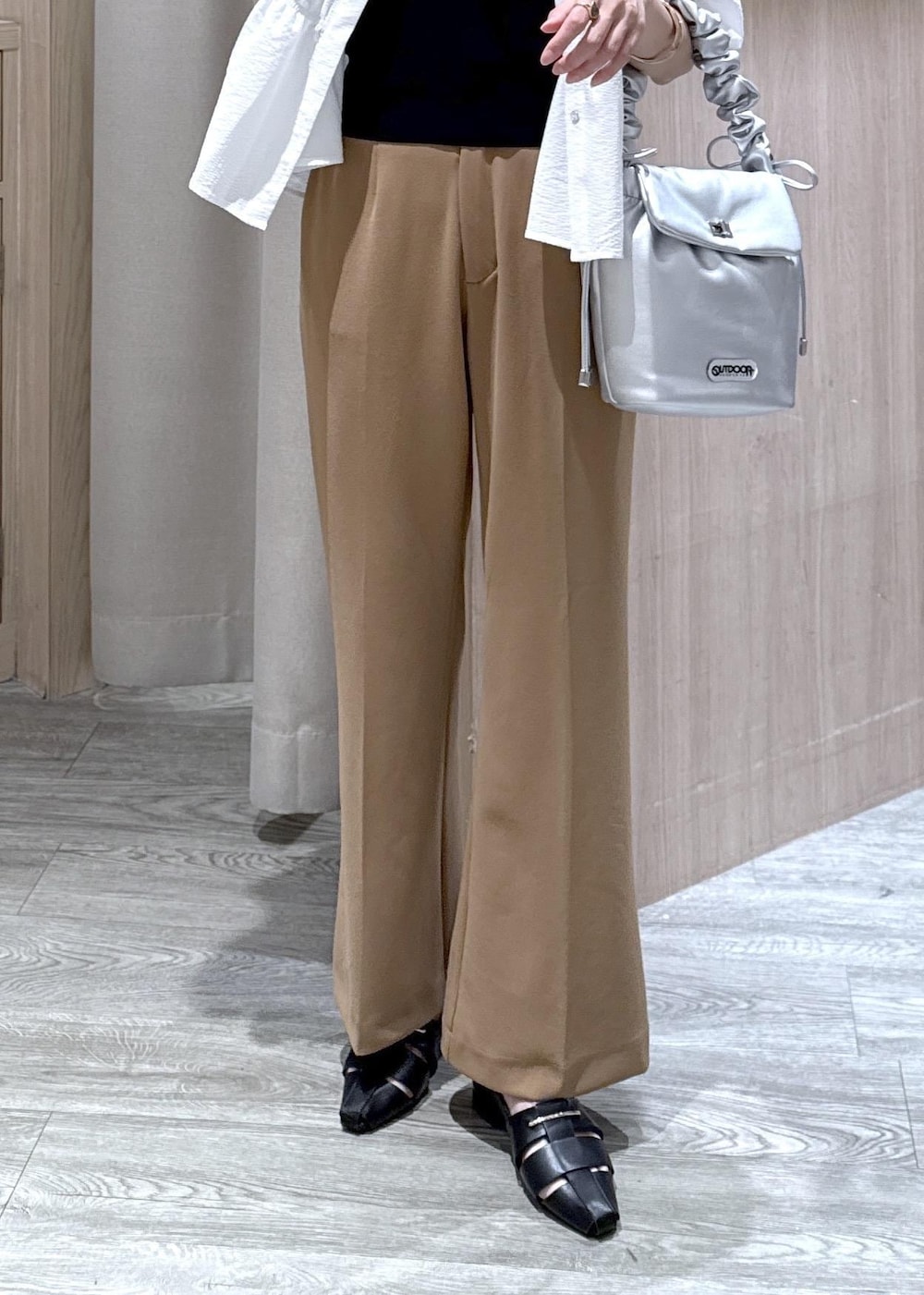 シルバー系のショルダーバッグ、ブラック系のパンプス、ブラック系のキャミソールを着用したレディースの春コーディネートの4枚目の写真