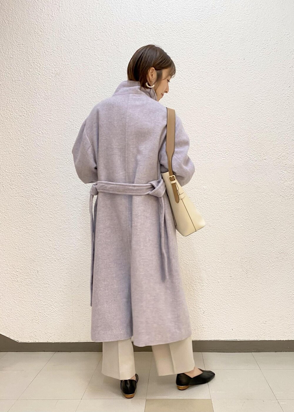 パープル系のその他アウター、ブラック系のシャツ/ブラウス、グレー系のスラックスを着用したレディースの冬コーディネートの3枚目の写真