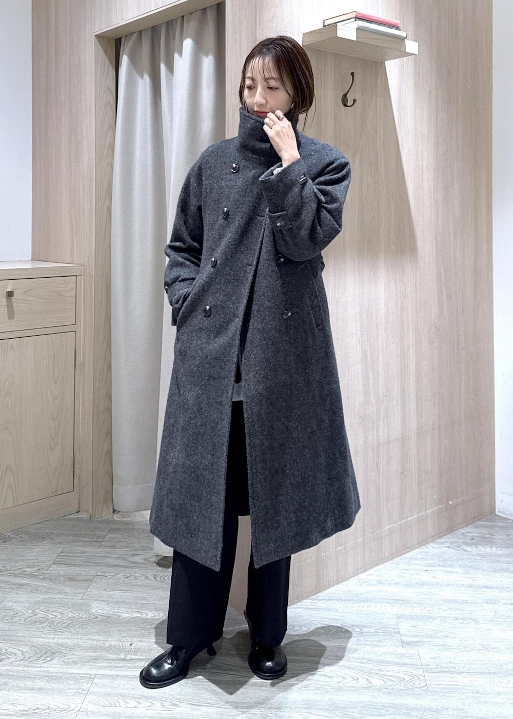 ブラック系のスラックス、ブラック系のテーラードジャケット、グレー系のその他アウターを着用したレディースの冬コーディネートの7枚目の写真