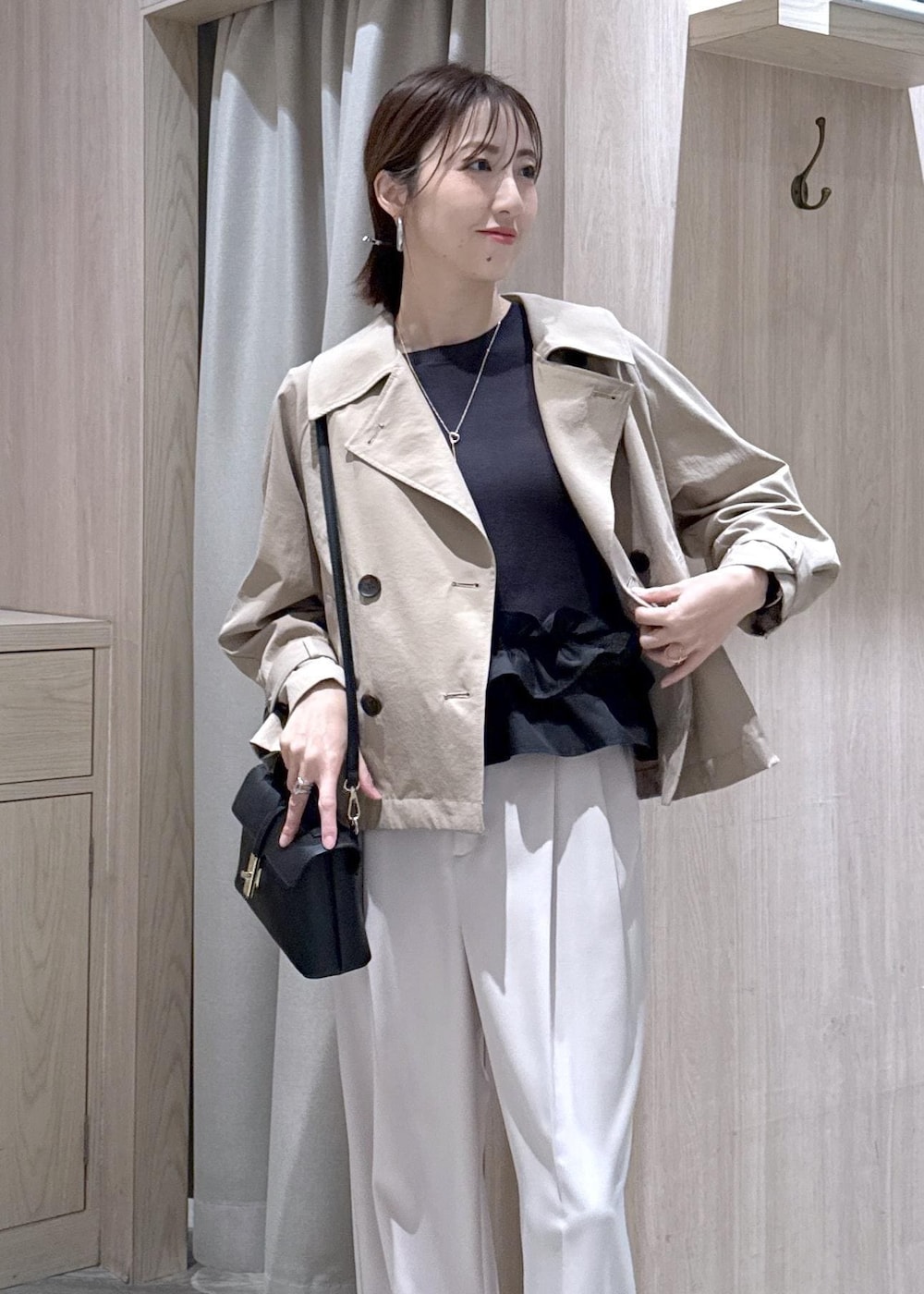 ベージュ系のその他パンツ、ブラック系のショルダーバッグ、ブラック系のパンプスを着用したレディースの冬コーディネートの5枚目の写真