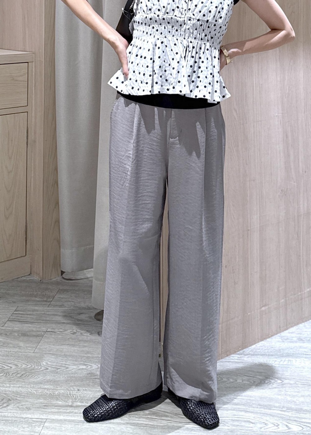 ブラック系のショルダーバッグ、グレー系のその他パンツ、ブラック系のパンプスを着用したレディースの夏コーディネートの9枚目の写真