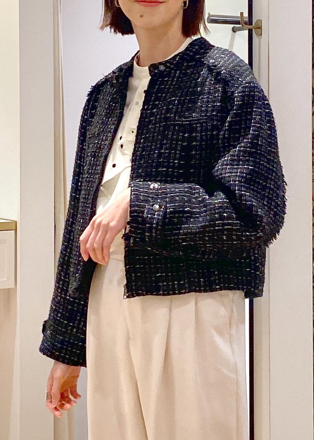 ブラック系のパンプス、ベージュ系のシャツ/ブラウス、ホワイト系のスラックスを着用したレディースの冬コーディネートの7枚目の写真