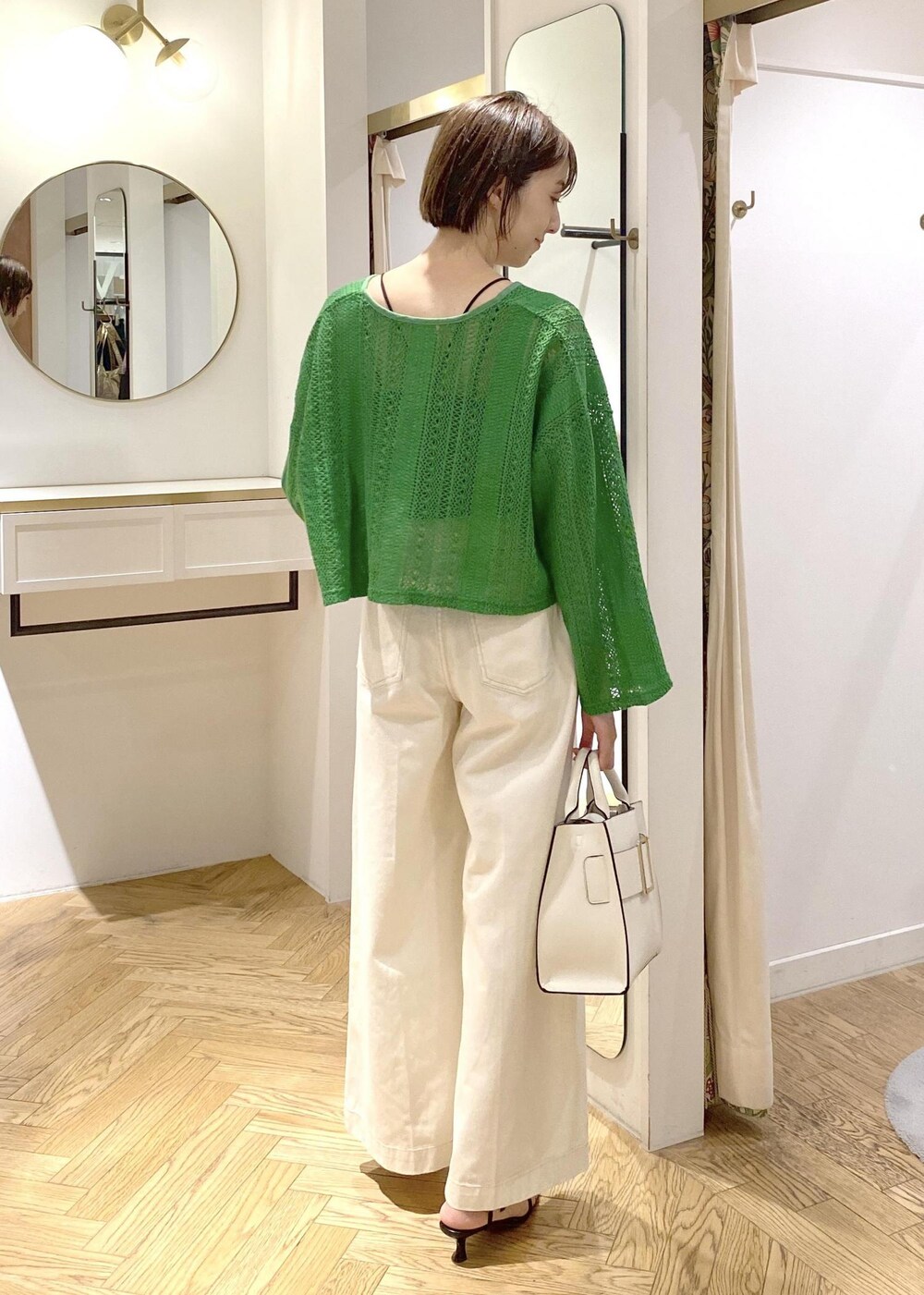 ブラック系のサンダル、ブラック系のキャミソール、ホワイト系のハンドバッグを着用したレディースの夏コーディネートの3枚目の写真