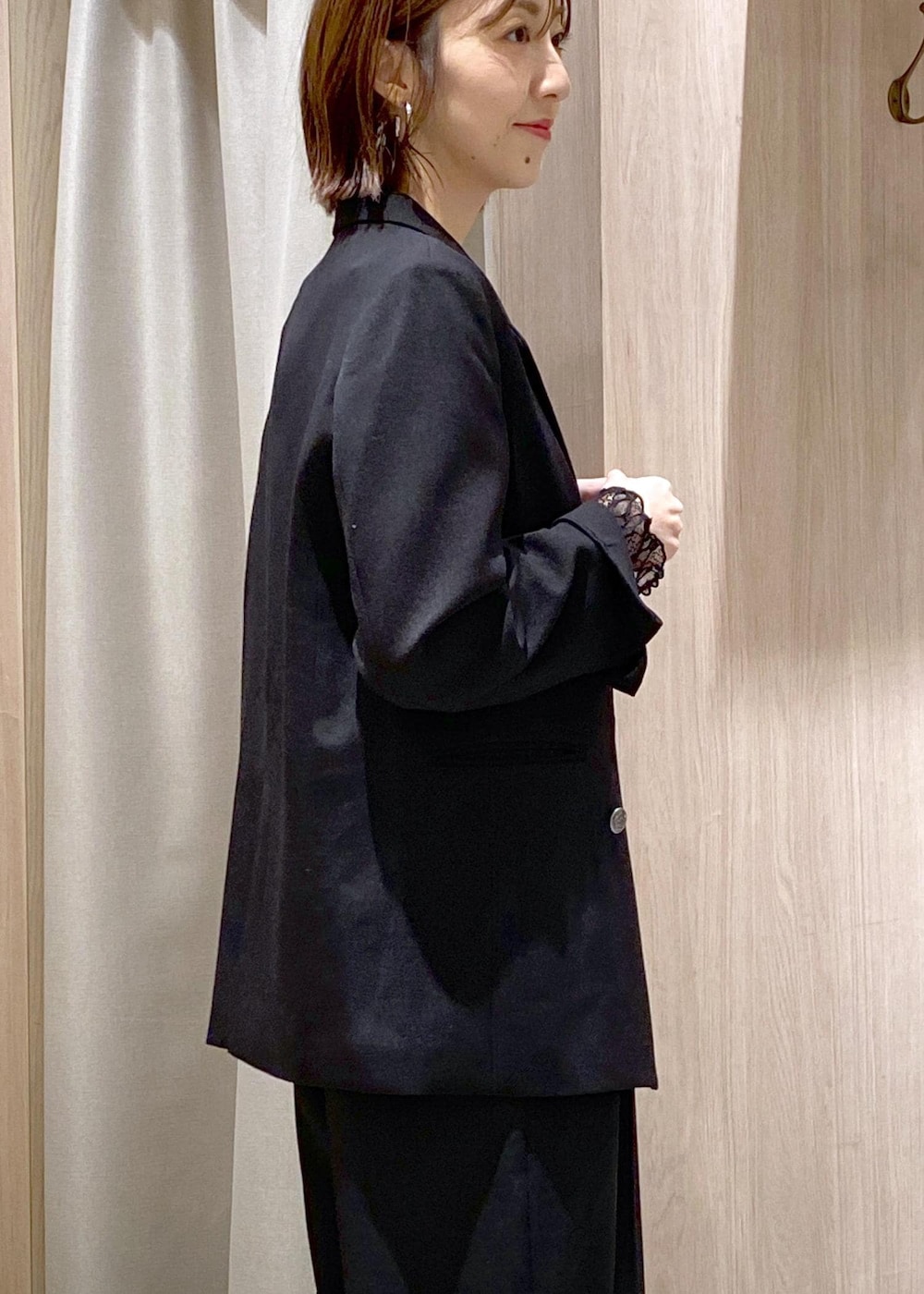 ブラック系のテーラードジャケット、シルバー系のパンプス、ブラック系のTシャツ/カットソーを着用したレディースの冬コーディネートの9枚目の写真