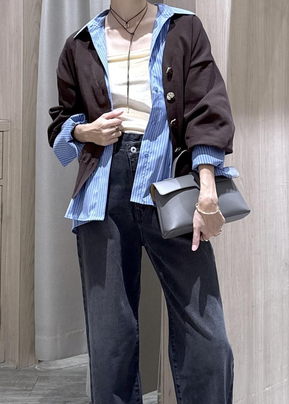 グレー系のショルダーバッグ、ブラック系のローファー、ホワイト系のキャミソールを着用したレディースの秋コーディネートの3枚目の写真