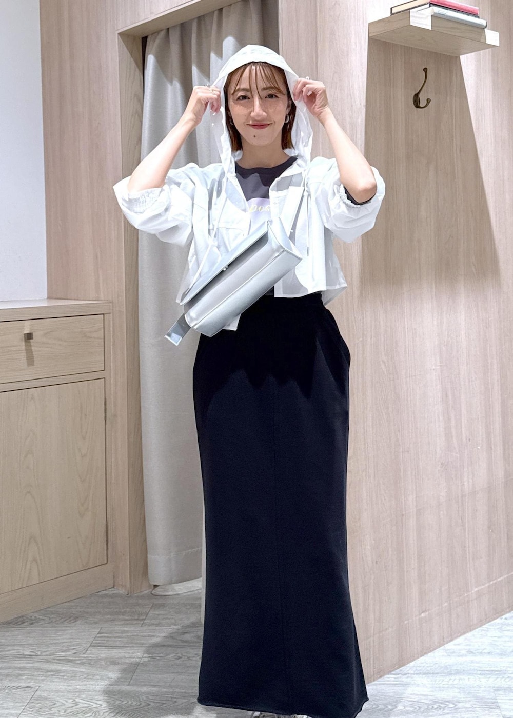 シルバー系のショルダーバッグ、ブラック系のスカート、グレー系のTシャツ/カットソーを着用したレディースの秋コーディネートの5枚目の写真