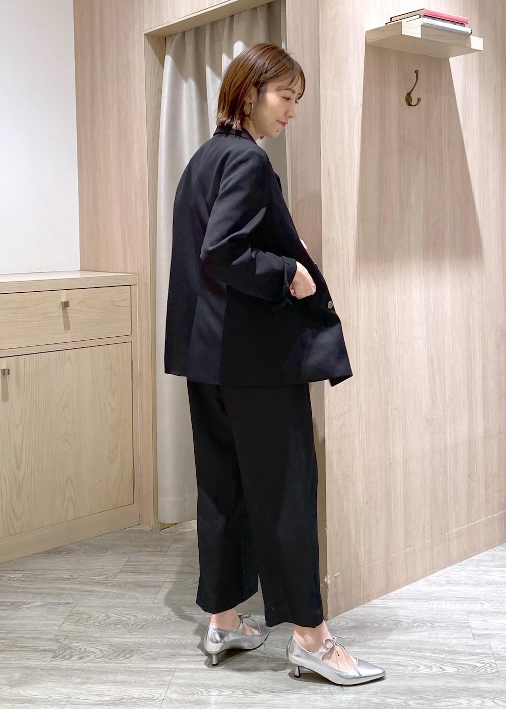 ブラック系のテーラードジャケット、シルバー系のパンプス、ブラック系のTシャツ/カットソーを着用したレディースの冬コーディネートの3枚目の写真