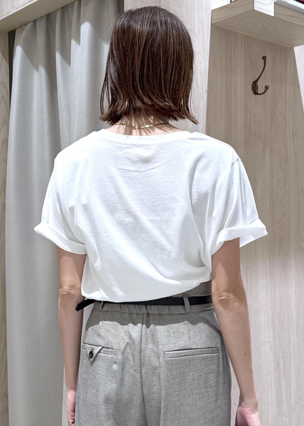 グレー系のその他パンツ、グリーン系のテーラードジャケット、ブラック系のパンプスを着用したレディースの夏コーディネートの8枚目の写真