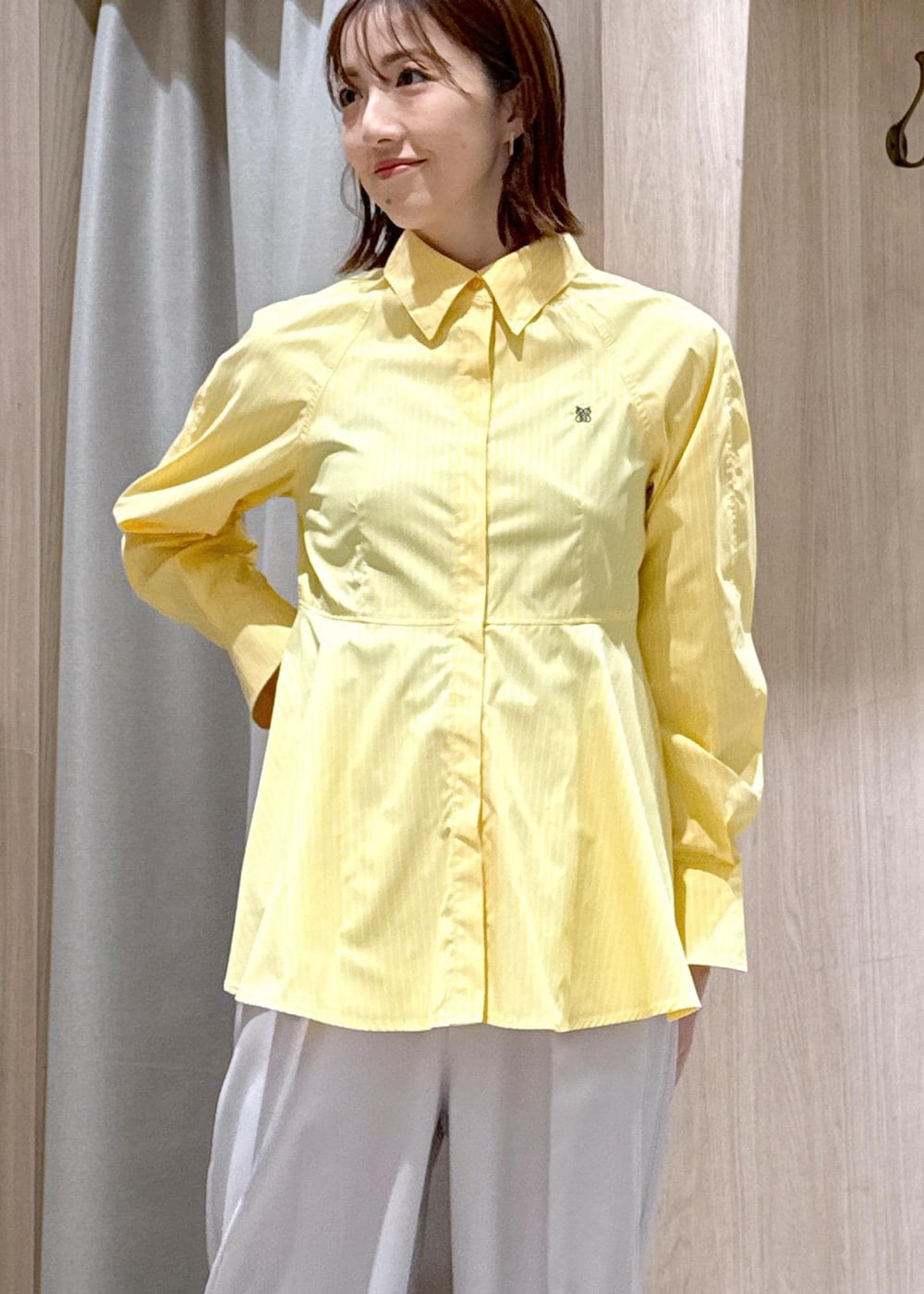 ブラウン系のパンプス、イエロー系のシャツ/ブラウス、ベージュ系のスラックスを着用したレディースの春コーディネートの8枚目の写真