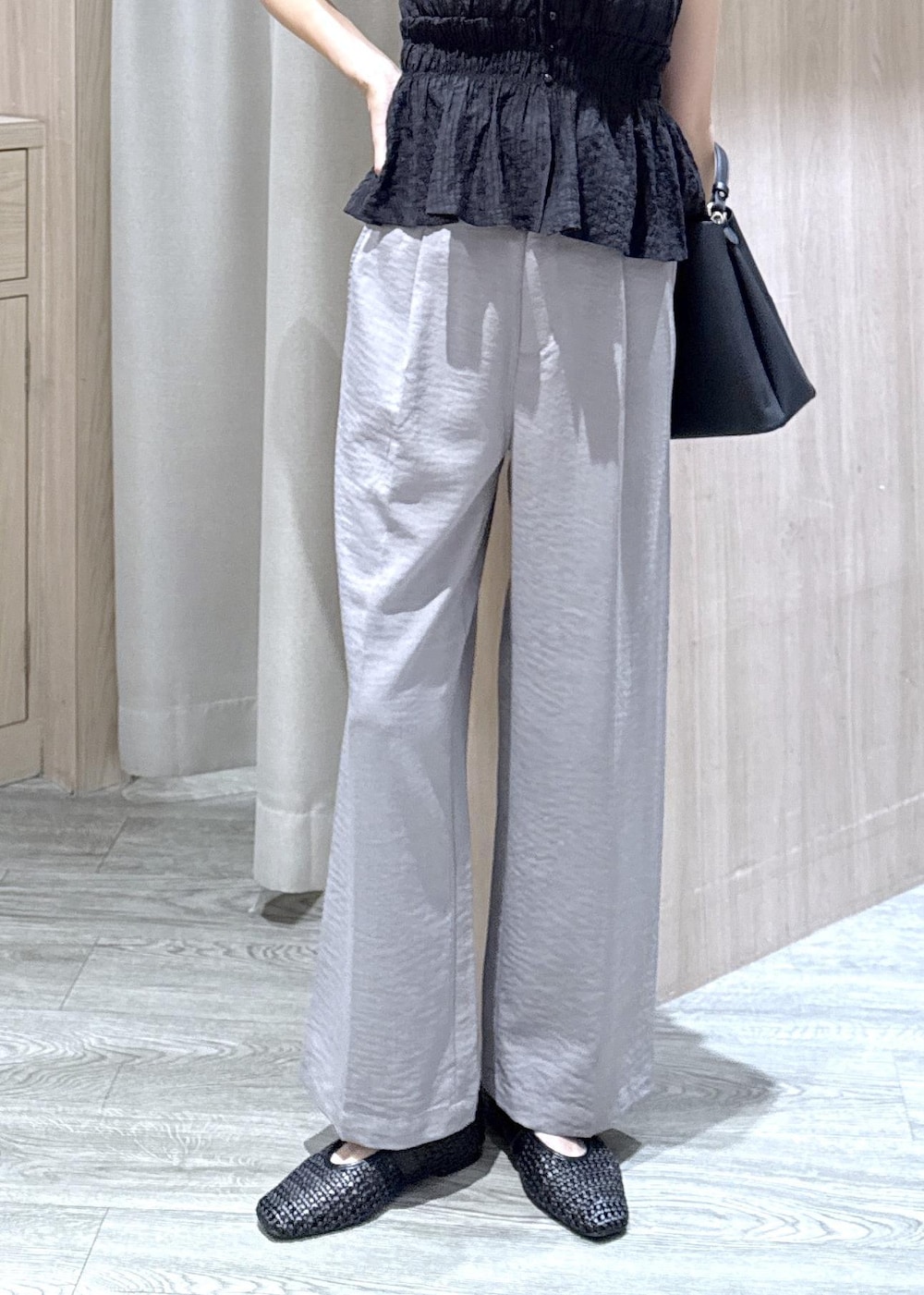 ブラック系のショルダーバッグ、グレー系のその他パンツ、ブラック系のパンプスを着用したレディースの夏コーディネートの4枚目の写真