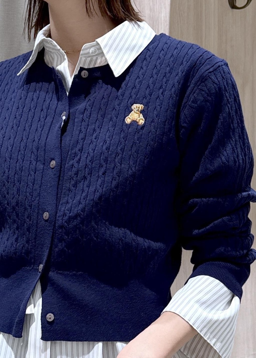 ブラック系のパンプス、ベージュ系のシャツ/ブラウス、ブルー系のカーディガン/ボレロを着用したレディースの春コーディネートの5枚目の写真