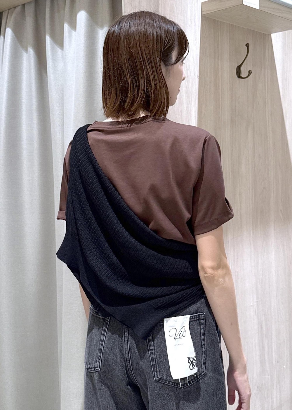 ブラック系のデニムパンツ、ブラック系のショルダーバッグ、ブラック系のカーディガン/ボレロを着用したレディースの夏コーディネートの7枚目の写真