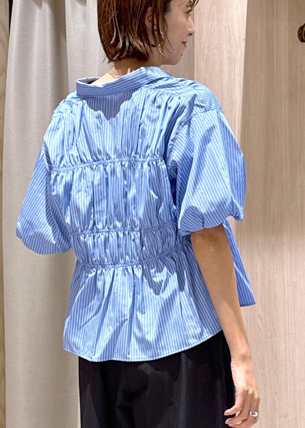 ベージュ系のキャミソール、ブルー系のシャツ/ブラウス、ブラック系のその他パンツを着用したレディースの夏コーディネートの10枚目の写真