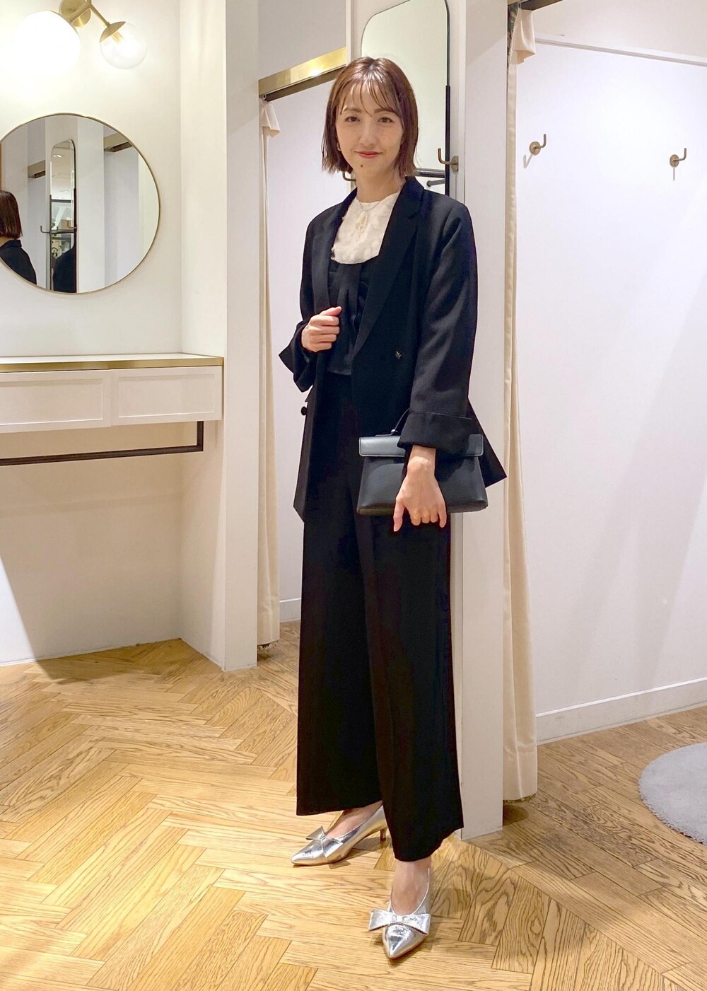 「大人シンプル、きれいめシンプル、初秋コーデ、秋コーデ、初冬コーデ、お仕事コーデ、セレモニーコーデ、結婚式コーデ、卒業式コーデ、卒園式コーデ、授業参観日コーデ、入学式コーデ、入園式コーデ、デートコーデ、お出かけコーデ」｜「Juzeのビッグリボンパンプス（パンプス、シルバー系）」を使った、eric08さん（レディース・166cm）の秋コーディネートの8枚目の写真