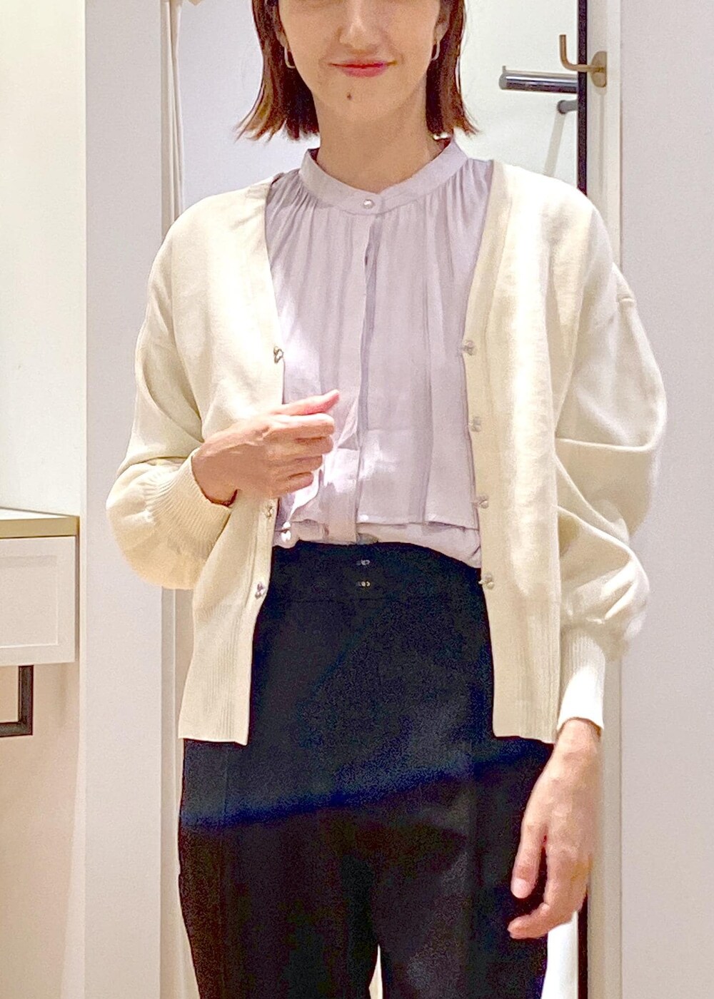 ブラウン系のショルダーバッグ、ブラック系のサンダル、ブラック系のスラックスを着用したレディースの秋コーディネートの6枚目の写真