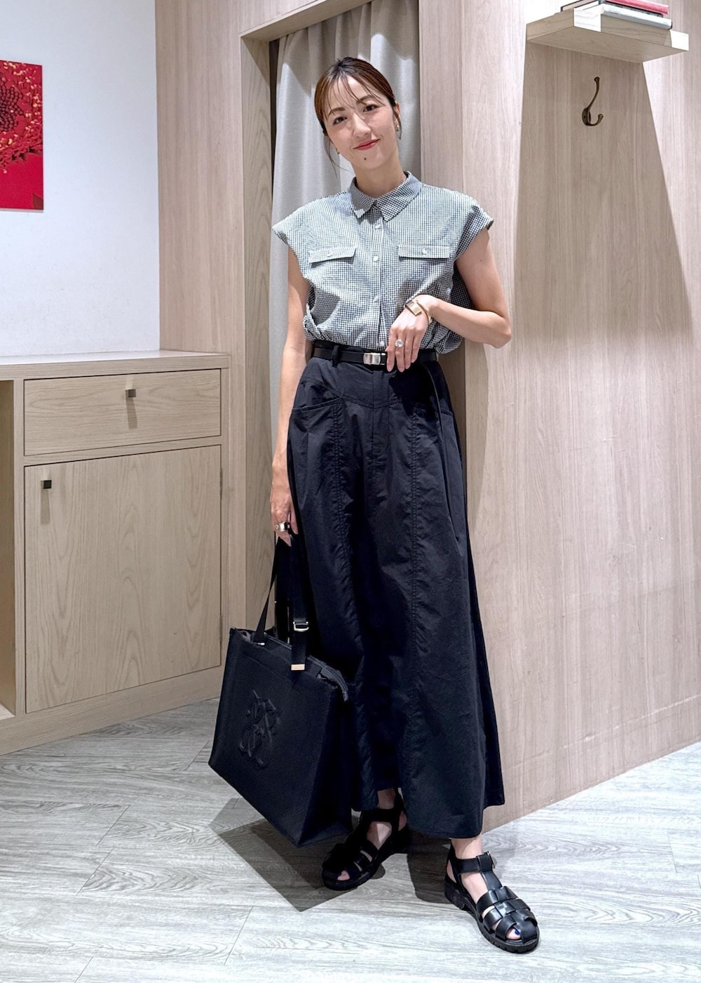 ブラック系のシャツ/ブラウス、ブラック系のトートバッグ、ブラック系のスカートを着用したレディースの夏コーディネートの10枚目の写真