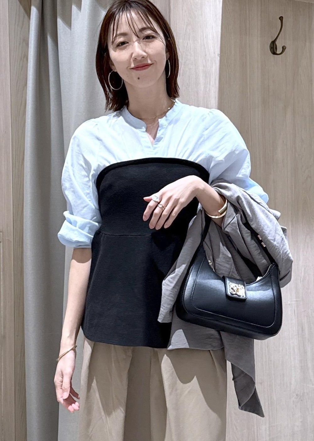 ブラック系のショルダーバッグ、ブラック系のパンプス、ベージュ系のその他パンツを着用したレディースの春コーディネートの9枚目の写真