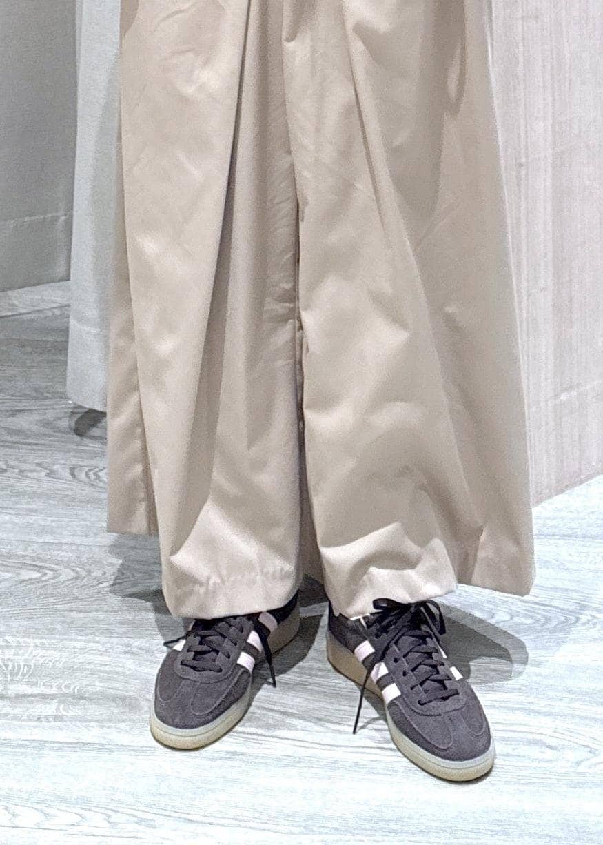 ブルー系のテーラードジャケット、ホワイト系のシャツ/ブラウス、ベージュ系のその他パンツを着用したレディースの冬コーディネートの9枚目の写真