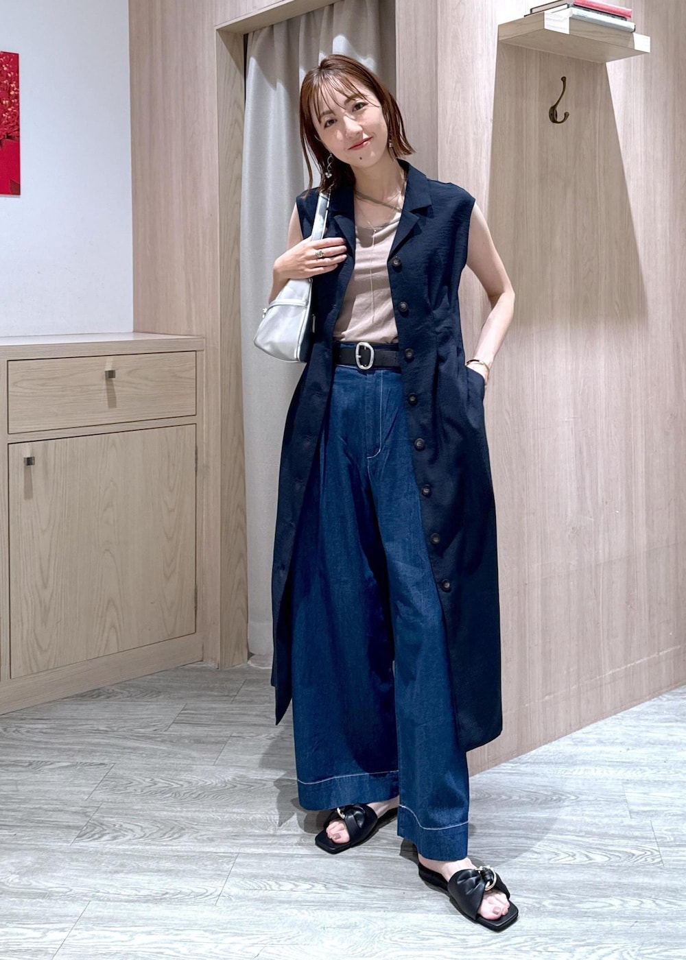 ベージュ系のキャミソール、ブルー系のデニムパンツ、ブルー系のワンピースを着用したレディースの夏コーディネートの5枚目の写真