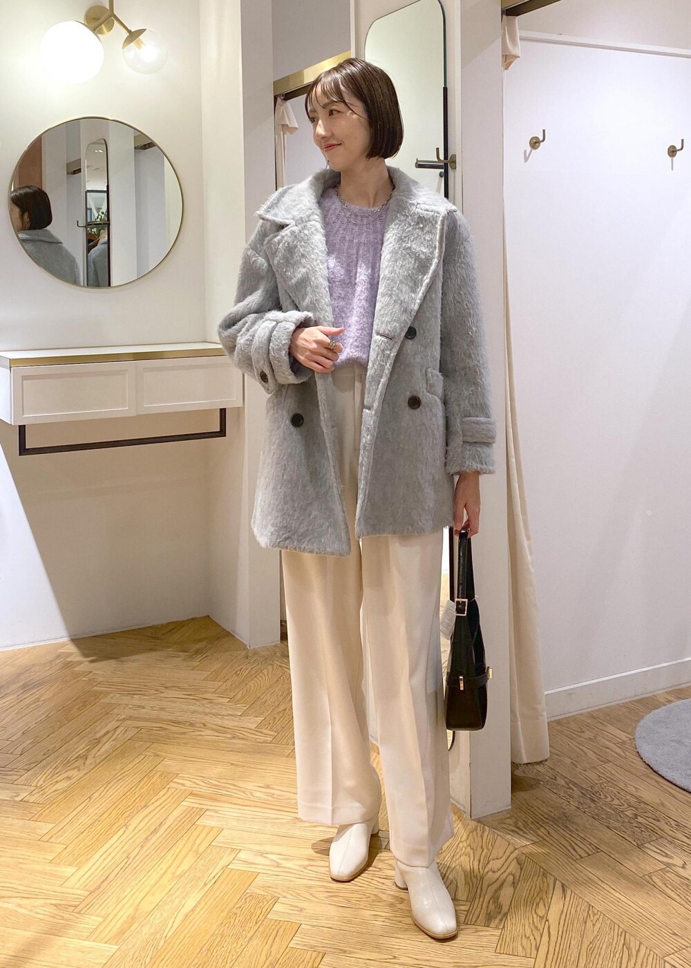 「淡色、淡色コーデ、カラーニット、羽織り、アウター、コート、ワイドパンツ、ショートブーツ、大人シンプル、きれいめカジュアル、きれいめシンプル、ママコーデ、高身長コーディネート、アラフォーママ、お出かけ」｜「Juzeのストレッチヒールショートブーツ（ブーツ、ホワイト系）」を使った、eric08さん（レディース・166cm）の冬コーディネートの2枚目の写真