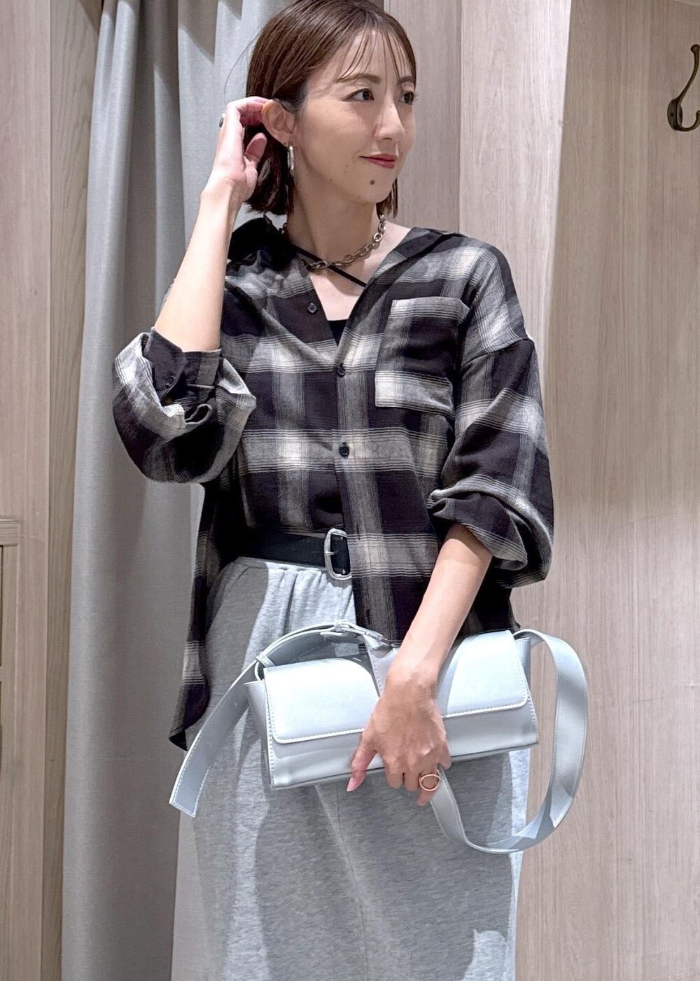 ブラック系のキャミソール、シルバー系のショルダーバッグ、ブラック系のシャツ/ブラウスを着用したレディースの秋コーディネートの5枚目の写真