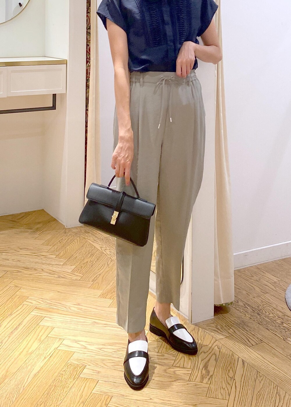 ブラック系のキャミソール、ブラック系のローファー、ブラック系のショルダーバッグを着用したレディースの夏コーディネートの5枚目の写真