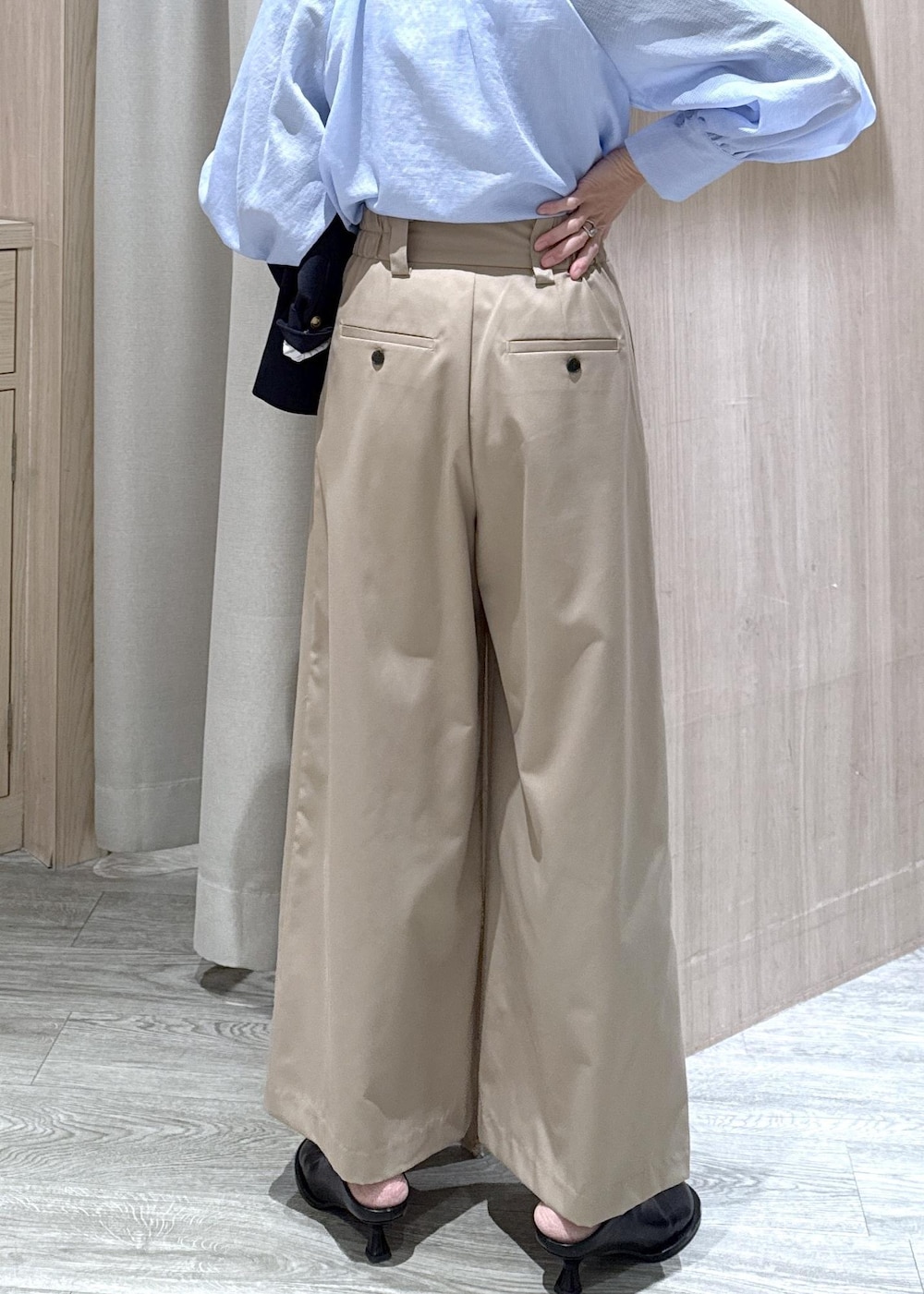 ブルー系のテーラードジャケット、ブルー系のシャツ/ブラウス、ベージュ系のその他パンツを着用したレディースの冬コーディネートの9枚目の写真