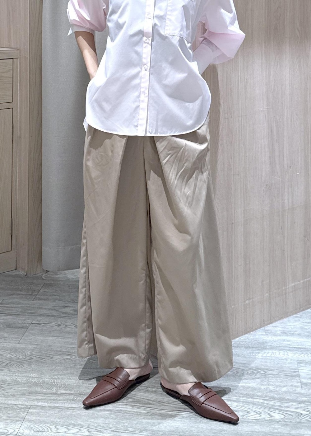 ホワイト系のトートバッグ、ベージュ系のその他パンツ、ピンク系のシャツ/ブラウスを着用したレディースの冬コーディネートの6枚目の写真